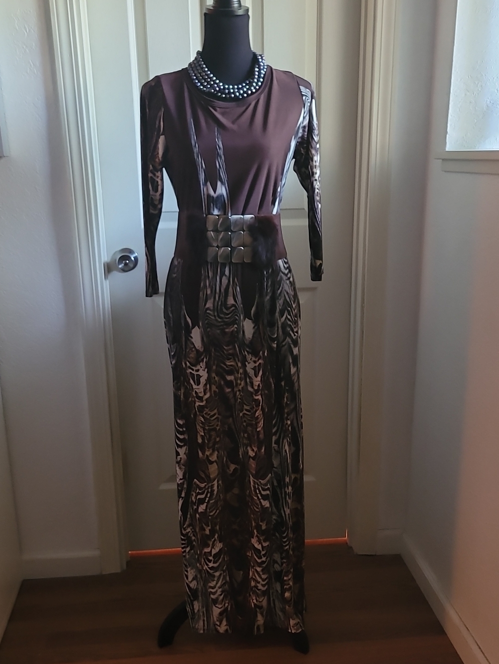 Bold  AND SEXY jungle Print,Maxi Dress brown and cream, very stretchy size S NEW